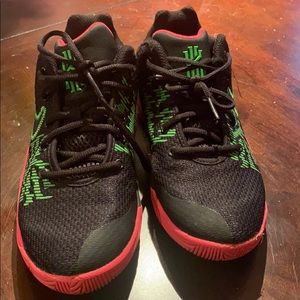 Nike boys Kyrie Sneakers